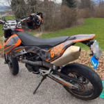 Seetalstrasse bei Muri AG: Unfallstelle nach Kollision zwischen Motorrad und Traktor